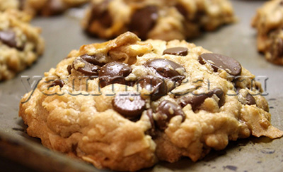 Простое и вкусное домашнее печенье с кусочками шоколада  рецепт