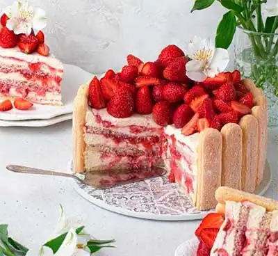 Бисквитный торт с клубникой — рецепт с фото пошагово