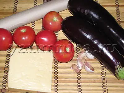 Баклажаны, запеченные в духовке с сыром и помидорами