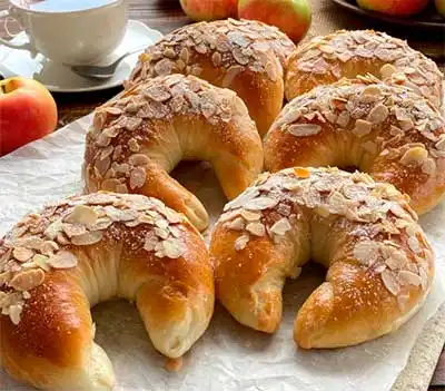 Дрожжевые пирожки с яблоком - простой и вкусный рецепт с пошаговыми фото