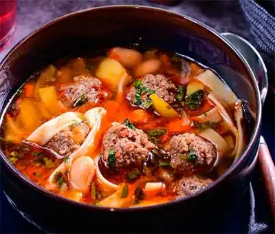Суп с куриными фрикадельками и макаронами: рецепт - Лайфхакер
